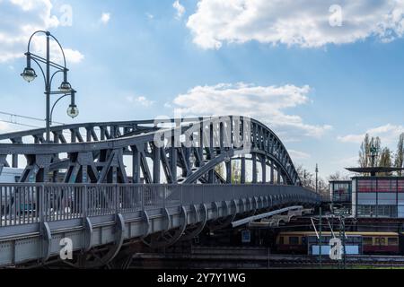 Berlin Deutschland 2024: Der Grenzübergang Bornholmer Straße an der Bösebrücke wurde erstmals nach dem Mauerfall am 9. November 1989 eröffnet. Stockfoto
