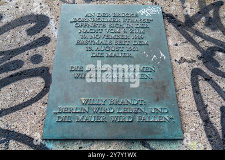Berlin Deutschland 2024: Der Grenzübergang Bornholmer Straße an der Bösebrücke wurde erstmals nach dem Mauerfall am 9. November 1989 eröffnet. Stockfoto