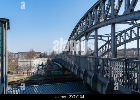 Berlin Deutschland 2024: Der Grenzübergang Bornholmer Straße an der Bösebrücke wurde erstmals nach dem Mauerfall am 9. November 1989 eröffnet. Stockfoto
