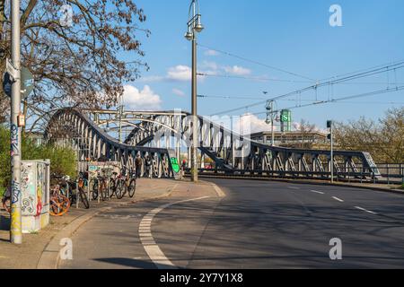 Berlin Deutschland 2024: Der Grenzübergang Bornholmer Straße an der Bösebrücke wurde erstmals nach dem Mauerfall am 9. November 1989 eröffnet. Stockfoto