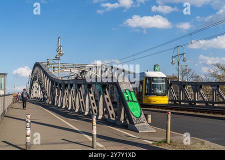 Berlin Deutschland 2024: Der Grenzübergang Bornholmer Straße an der Bösebrücke wurde erstmals nach dem Mauerfall am 9. November 1989 eröffnet. Stockfoto