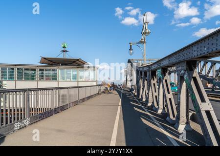 Berlin Deutschland 2024: Der Grenzübergang Bornholmer Straße an der Bösebrücke wurde erstmals nach dem Mauerfall am 9. November 1989 eröffnet. Stockfoto