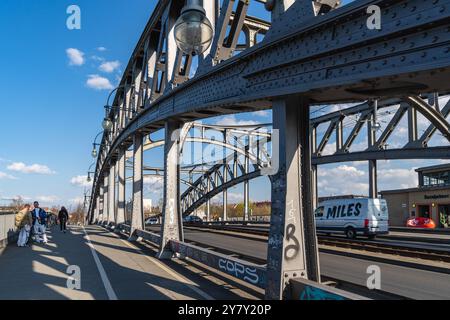 Berlin Deutschland 2024: Der Grenzübergang Bornholmer Straße an der Bösebrücke wurde erstmals nach dem Mauerfall am 9. November 1989 eröffnet. Stockfoto