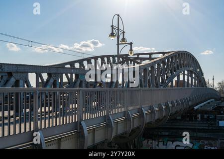 Berlin Deutschland 2024: Der Grenzübergang Bornholmer Straße an der Bösebrücke wurde erstmals nach dem Mauerfall am 9. November 1989 eröffnet. Stockfoto