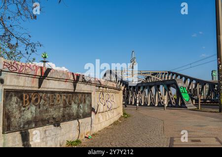 Berlin Deutschland 2024: Der Grenzübergang Bornholmer Straße an der Bösebrücke wurde erstmals nach dem Mauerfall am 9. November 1989 eröffnet. Stockfoto