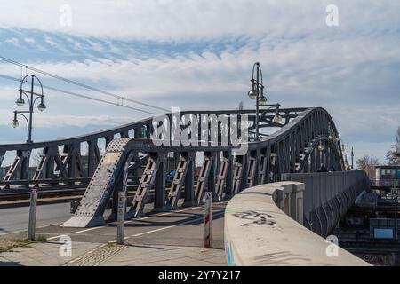 Berlin Deutschland 2024: Der Grenzübergang Bornholmer Straße an der Bösebrücke wurde erstmals nach dem Mauerfall am 9. November 1989 eröffnet. Stockfoto