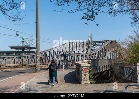 Berlin Deutschland 2024: Der Grenzübergang Bornholmer Straße an der Bösebrücke wurde erstmals nach dem Mauerfall am 9. November 1989 eröffnet. Stockfoto