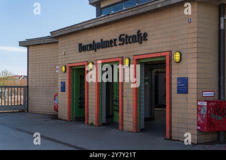 Berlin Deutschland 2024: Der Grenzübergang Bornholmer Straße an der Bösebrücke wurde erstmals nach dem Mauerfall am 9. November 1989 eröffnet. Stockfoto