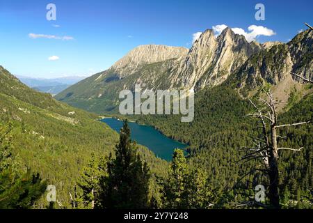 Der Estany de Sant Maurici See und die Els Encantats Gebirgszüge im Nationalpark Aigüestortes i Estany de Sant Maurici von oben gesehen, Catal Stockfoto