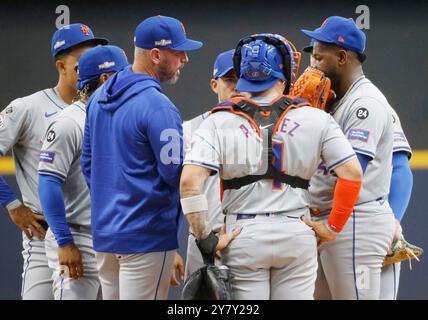 Milwaukee, Usa. Oktober 2024. New York Mets Pitching Coach Jeremy Hefner (L) spricht am Dienstag, den 1. Oktober 2024, mit dem Starthörer Luis Severino im ersten Inning in Spiel eins der MLB National League Wild Card-Serie im American Family Field in Milwaukee, Wisconsin. Foto: Tannen Maury/UPI Credit: UPI/Alamy Live News Stockfoto