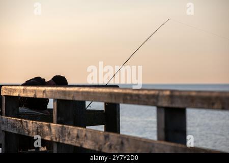 Fischer am Pier in Wustrow, Wustrow, Ostsee, Fischland, Darß, Zingst, Bezirk Vorpommern-Rügen, Mecklenburg-Vorpommern, Vorpommern r Stockfoto