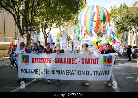 Marseille, Frankreich. Oktober 2024. Demonstranten der gewerkschaft FSU marschieren mit Fahnen und Spruchbändern während einer Demonstration gegen die neue französische Regierung. An diesem Dienstag, dem 1. Oktober 2024, marschierten laut Polizeiangaben in Marseille 2.800 Menschen vom Vieux-Port bis zur Porte d'Aix, um gegen die von der neuen französischen Regierung geplanten Haushaltsentscheidungen zu demonstrieren. Quelle: SOPA Images Limited/Alamy Live News Stockfoto