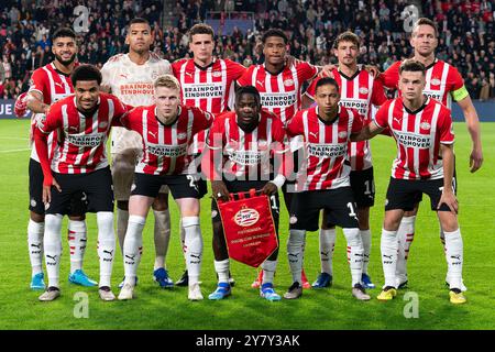 EINDHOVEN, NIEDERLANDE - 1. OKTOBER: Teamphoto von PSV mit Ismael Saibari vom PSV, Walter Benitez vom PSV, Guus Til vom PSV, Ryan Flamingo vom PSV, Olivier Boscagli vom PSV, Luuk de Jong vom PSV, Malik Tillman vom PSV, Jerdy Schouten vom PSV, Johan Bakayoko vom PSV, Mauro Junior vom PSV und Matteo Dams vom PSV vor dem PSV Stadions vom PSV, dem PSV, dem UEFA Champions League 2024. Oktober 2024/25 im PSV, dem PSV, dem PSV, dem PSV-Spiel der MD2. (Foto: Joris Verwijst/Orange Pictures) Stockfoto