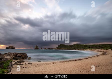 Pointe des Chateaux, Felsen im Meer, Sonnenaufgang, Pointes des colibris, Guadeloupe, Französische Antillen, Frankreich, Europa Stockfoto