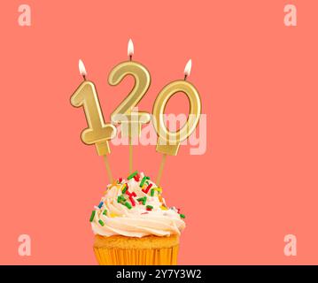 Geburtstagskerze und Cupcake - Nummer 120 Stockfoto
