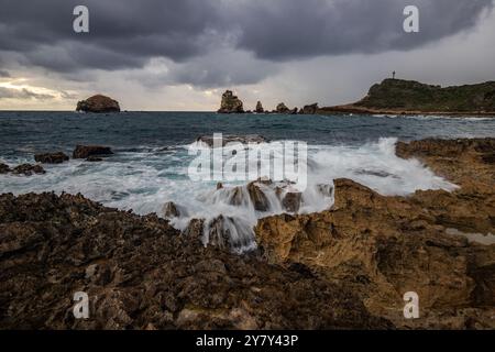 Pointe des Chateaux, Felsen im Meer, Sonnenaufgang, Pointes des colibris, Guadeloupe, Französische Antillen, Frankreich, Europa Stockfoto