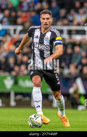 Newcastle upon Tyne, Großbritannien. Oktober 2024. Newcastle upon Tyne, England - 1. Oktober: Fabian Schär aus Newcastle beim Carabao Cup 2024/25 Spiel zwischen Newcastle United FC und AFC Wimbledon am 1. Oktober 2024 in Newcastle upon Tyne, England. (Richard Callis/SPP) Credit: SPP Sport Press Photo. /Alamy Live News Stockfoto