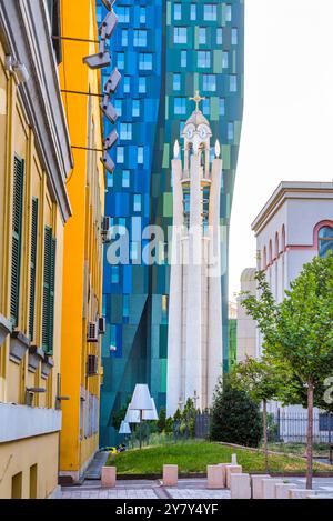 Glockenturm der albanisch-orthodoxen Auferstehungskathedrale, im Ministerialbezirk nahe dem Skanderbeg-Platz (Sheshi Skënderbej), Tirana-Zentrum, Alba Stockfoto