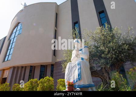 Statue von Mutter Teresa vor der St. Paul's Cathedral, Tirana, Albanien, Südosteuropa Stockfoto