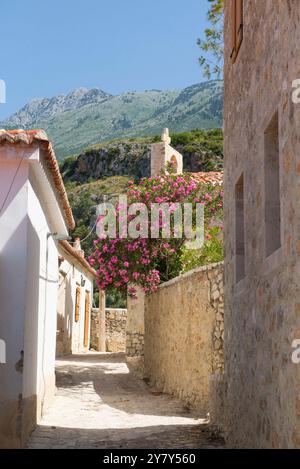 Dhermi, Dorf an der Ionischen Küste, das sich an die Ceraunischen Berge anlehnt, Albanien, Südosteuropa Stockfoto