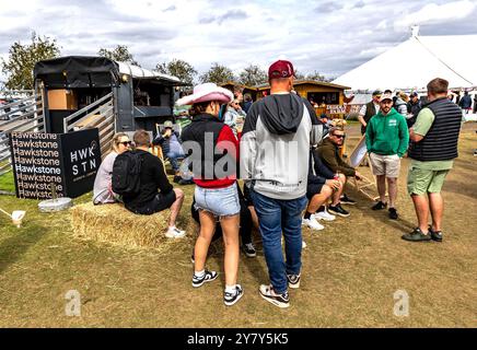 Diddly Squat Farm Shop beim Silverstone Festival 2024 Foto von Chris Wynne mit: Diddly Squat Farm Where: Silverstone, Vereinigtes Königreich Wann: 31 Aug 2024 Credit: WENN Stockfoto