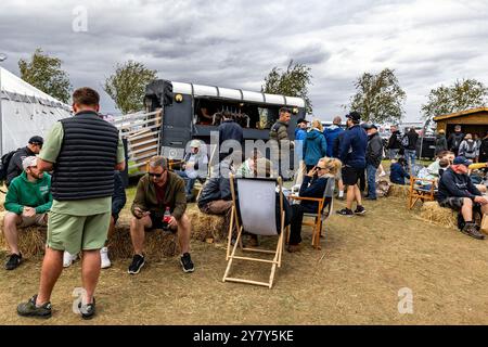 Diddly Squat Farm Shop beim Silverstone Festival 2024 Foto von Chris Wynne mit: Diddly Squat Farm Where: Silverstone, Vereinigtes Königreich Wann: 31 Aug 2024 Credit: WENN Stockfoto