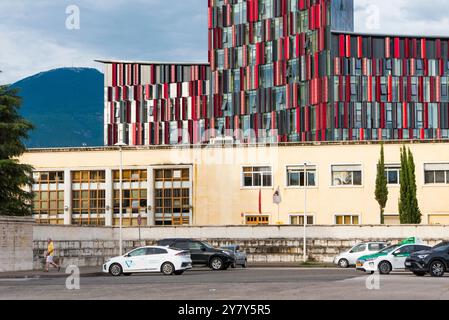 Archäologisches Nationalmuseum mit der Fassade des Arena Shopping Center, einschließlich des Air Albania Stadions, im Hintergrund. Quadrat ' Mutter Teresa' Stockfoto