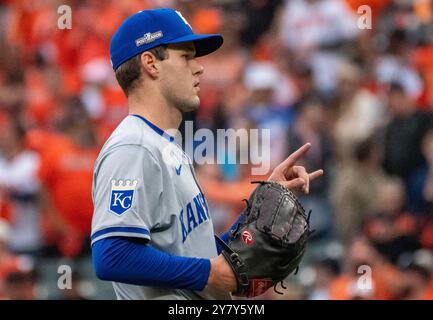 Baltimore, USA. Oktober 2024. BALTIMORE, MD - 01. OKTOBER: Während der Kansas City Royals Pitcher Cole Ragans (55) ist er bereit, ein American League Wild-Card Spiel zwischen den Baltimore Orioles und den Kansas City Royals am 1. Oktober 2024 im Oriole Park in Camden Yards in Baltimore, Maryland, zu spielen. (Foto: Tony Quinn/SipaUSA) Credit: SIPA USA/Alamy Live News Stockfoto