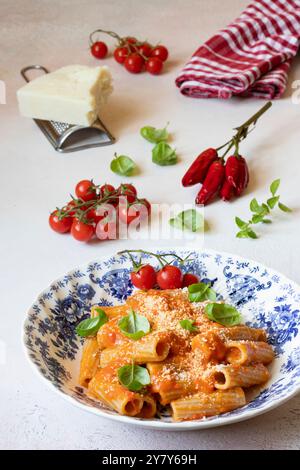 Rigatoni mit Tomatensauce und Ricotta-Salate Stockfoto