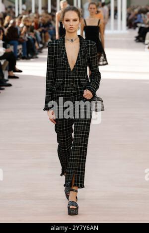 Paris, Frankreich. Oktober 2024. CHANEL Spring/Summer 2025 Runway während der Pariser Fashion Week am 2024. Oktober - Paris, Frankreich, 10/2024 Credit: dpa/Alamy Live News Stockfoto