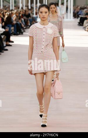 Paris, Frankreich. Oktober 2024. CHANEL Spring/Summer 2025 Runway während der Pariser Fashion Week am 2024. Oktober - Paris, Frankreich, 10/2024 Credit: dpa/Alamy Live News Stockfoto