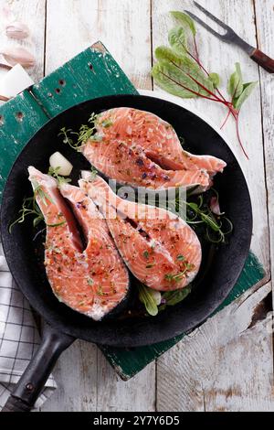 Rohe Lachssteaks mit Gewürzen in einer Pfanne Stockfoto