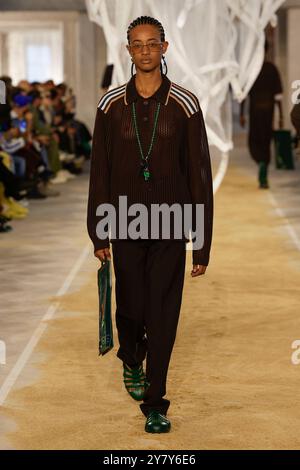 Paris, Frankreich. Oktober 2024. LACOSTE Frühjahr/Sommer 2025 Laufsteg während der Pariser Fashion Week am 2024. Oktober - Paris, Frankreich, 01/10/2024 Credit: dpa/Alamy Live News Stockfoto