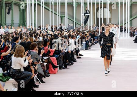 Paris, Frankreich. Oktober 2024. CHANEL Spring/Summer 2025 Runway während der Pariser Fashion Week am 2024. Oktober - Paris, Frankreich, 10/2024 Credit: dpa/Alamy Live News Stockfoto