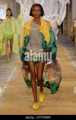 Paris, Frankreich. Oktober 2024. LACOSTE Frühjahr/Sommer 2025 Laufsteg während der Pariser Fashion Week am 2024. Oktober - Paris, Frankreich, 01/10/2024 Credit: dpa/Alamy Live News Stockfoto