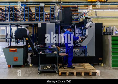 Der Bediener arbeitet mit modernen CNC-Fräs- und Schneidmaschinen. Stockfoto