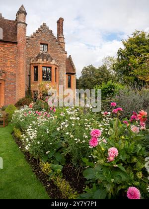 Chenies Manor Garden im September, vom Rosengarten aus gesehen mit weißen Margueriten und Dahlia 'Karma Prospero', Dahlia 'Labyrinth' und Cosmos. Stockfoto