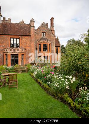 Chenies Manor Garden im September, vom Rosengarten aus gesehen mit weißen Margueriten und Dahlia 'Karma Prospero', Dahlia 'Labyrinth' und Cosmos. Stockfoto