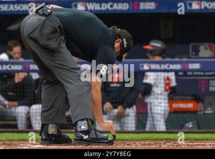 Baltimore, USA. Oktober 2024. BALTIMORE, MD - 1. OKTOBER: Der Titelverteidiger Ryan Additon (67) arbeitet am 1. Oktober 2024 im Oriole Park in Camden Yards in Baltimore, Maryland, während eines Wild-Card-Spiels der American League zwischen den Baltimore Orioles und den Kansas City Royals. (Foto: Tony Quinn/SipaUSA) Credit: SIPA USA/Alamy Live News Stockfoto