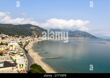 Erhöhter Blick auf die Küste der italienischen Riviera mit den Küstenstädten Laigueglia und Alassio, berühmten Urlaubszielen, Savona, Ligurien Italien Stockfoto