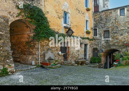 Das antike Dorf Colla Micheri, nicht weit von der Küstenstadt Andora und Laigueglia entfernt, mit den typischen Steinhäusern, Ligurien, Italien Stockfoto