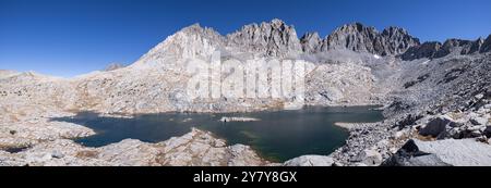 Panoramaaufnahme aus dem Dusy-Becken in den östlichen Sierras. Die Berge auf der rechten Seite sind der Sierra Crest mit dem Bischof Pass auf der linken Seite Stockfoto