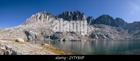 Panoramaaufnahme aus dem Dusy-Becken in den östlichen Sierras. Die Berge auf der rechten Seite sind der Sierra Crest mit dem Bischof Pass auf der linken Seite Stockfoto