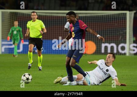 Oktober 2024; Estadi ol&#xed;mpic llu&#xed;s Companys, Barcelona, Spanien, UEFA Champions League Football, Barcelona gegen Junge Jungen; Ansu Fati FC Barcelona überspringt einen Slide-Tackle Stockfoto