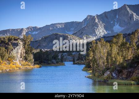 Der Long Lake in Richtung Bishop Pass in den östlichen Bergen der sierra nevada zeigt den Beginn des Übergangs zu Herbstfarben Stockfoto