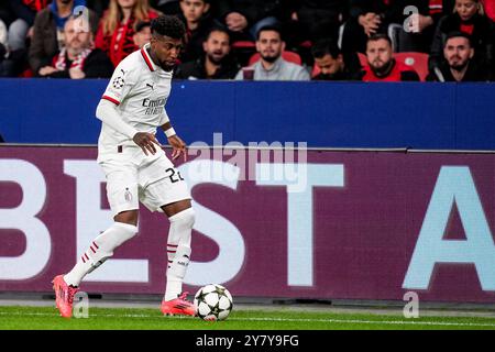 LEVERKUSEN, DEUTSCHLAND - 1. OKTOBER: Emerson Royal vom AC Milan dribbelt mit dem Ball unter Druck von Alex Grimaldo von Bayer 04 Leverkusen während des Spiels der UEFA Champions League 2024/25 Phase MD2 zwischen Bayer 04 Leverkusen und dem AC Milan am 1. Oktober 2024 in Leverkusen. (Foto: Rene Nijhuis) Stockfoto