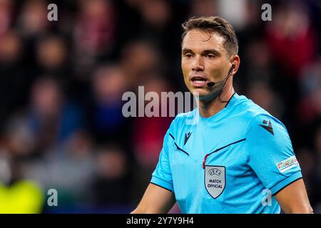 LEVERKUSEN, DEUTSCHLAND - 1. OKTOBER: Schiedsrichter Sandro Scharer sieht beim Spiel der UEFA Champions League 2024/25 Phase MD2 zwischen Bayer 04 Leverkusen und dem AC Milan am 1. Oktober 2024 in Leverkusen an. (Foto: Rene Nijhuis) Stockfoto