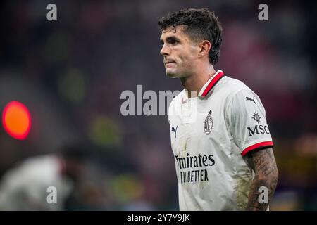 LEVERKUSEN, DEUTSCHLAND - 1. OKTOBER: Christian Pulisic vom AC Milan sieht beim Spiel der UEFA Champions League 2024/25 Phase MD2 zwischen Bayer 04 Leverkusen und AC Milan am 1. Oktober 2024 in Leverkusen an. (Foto: Rene Nijhuis) Stockfoto