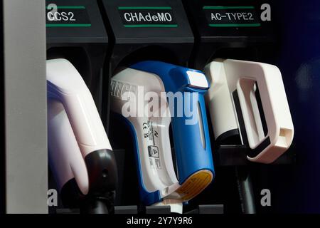 Bukarest, Rumänien. 1. Oktober 2024: Eine Hochleistungs-Ladestation für Elektroautos, ausgestellt auf der Bukarest Auto Show and Accessories 2024. Quelle: Lucian Alecu/Alamy Live New Stockfoto