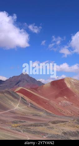 Peru, Cusco malerische Landschaft Regenbogenberg mit 7 Farben in der Nähe des Heiligen Tals und des Ausangate-Gletschers. Stockfoto